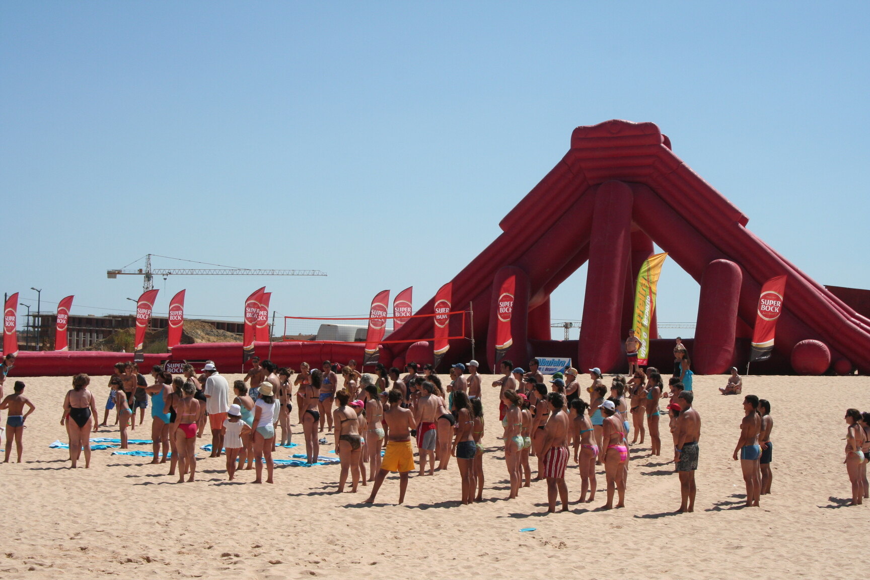 Escorrega insuflável gigante produzido pela Outsport numa praia