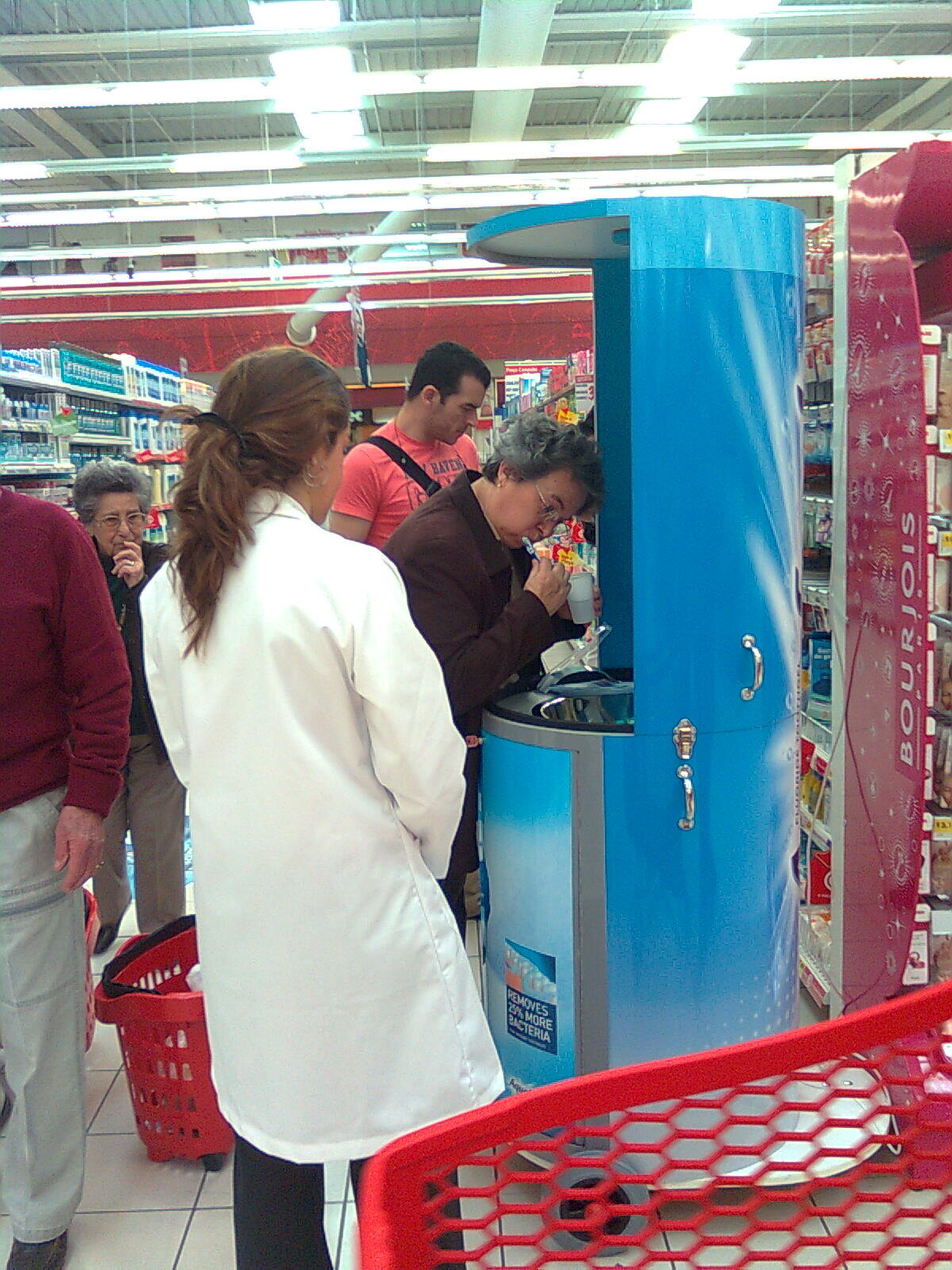 Consumidora a experimentar um produto de higiene oral numa ativação em loja