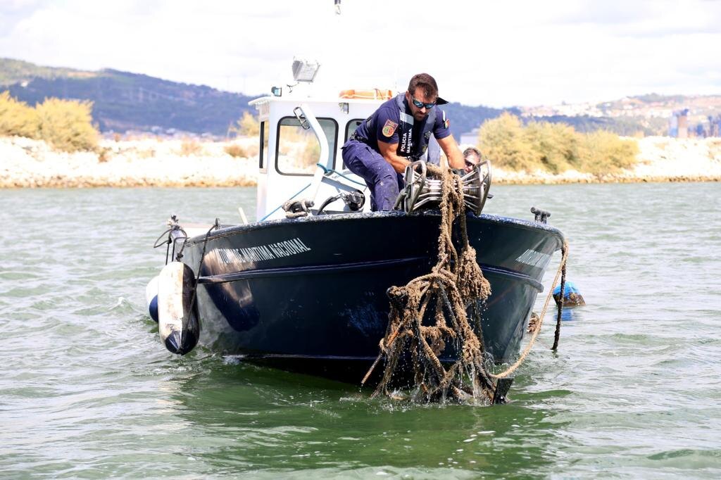 Recolha de redes de pesca no mar para a campanha TransforMAR