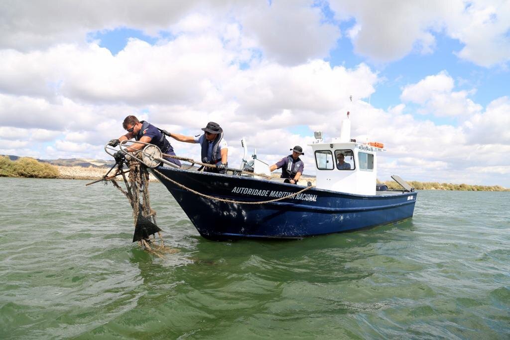 Equipa da Autoridade Marítima a recolher redes de pesca