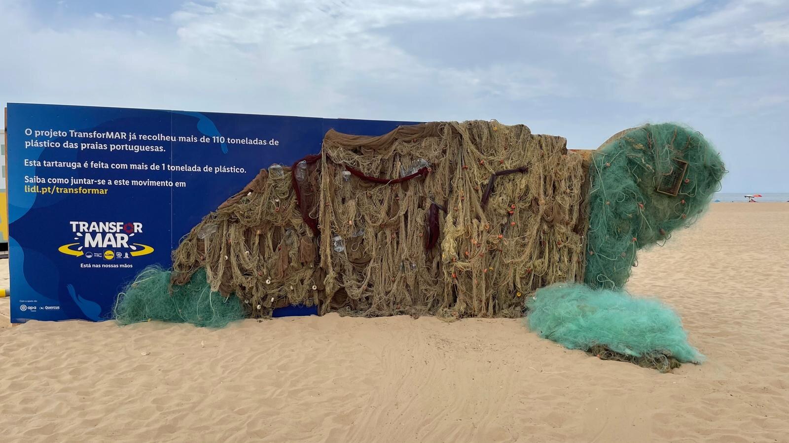 Tartaruga gigante criada com redes de pesca e resíduos no âmbito do TransforMAR